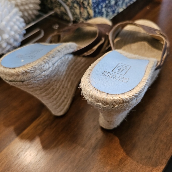 Wedge - Picture 2 of 3